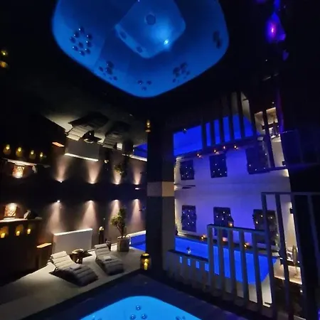 Villa With Private Pool In 350 M² *