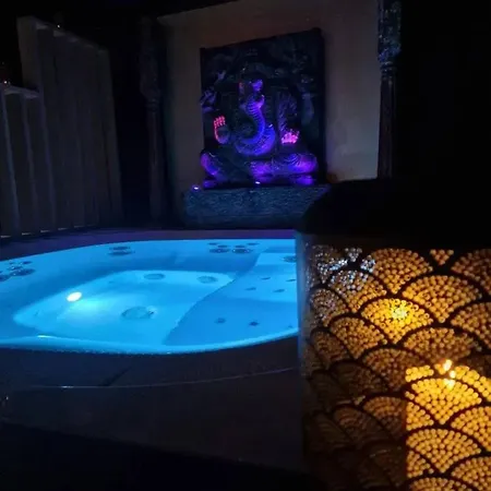 With Private Pool In 350 M²